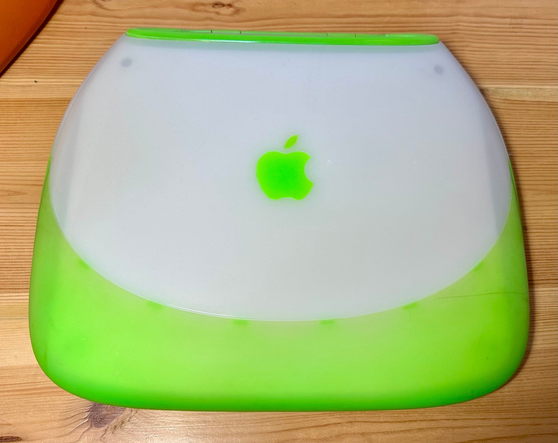 Apple iBook G3 Clamshell (Key Lime) 1