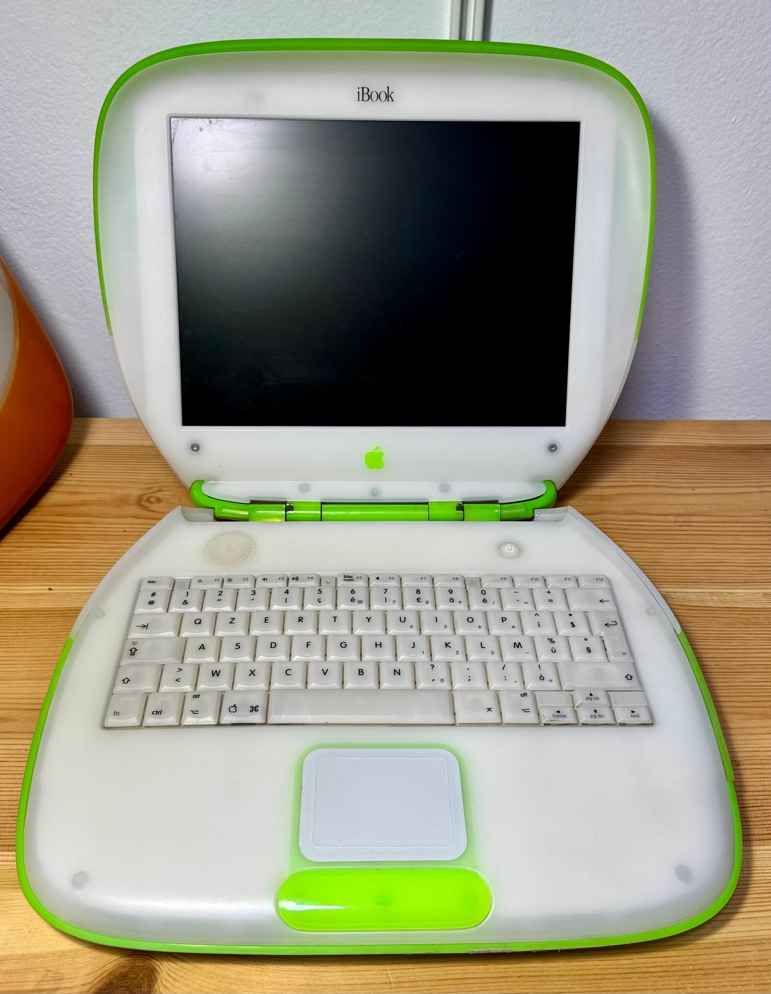 Apple iBook G3 Clamshell (Key Lime) 2
